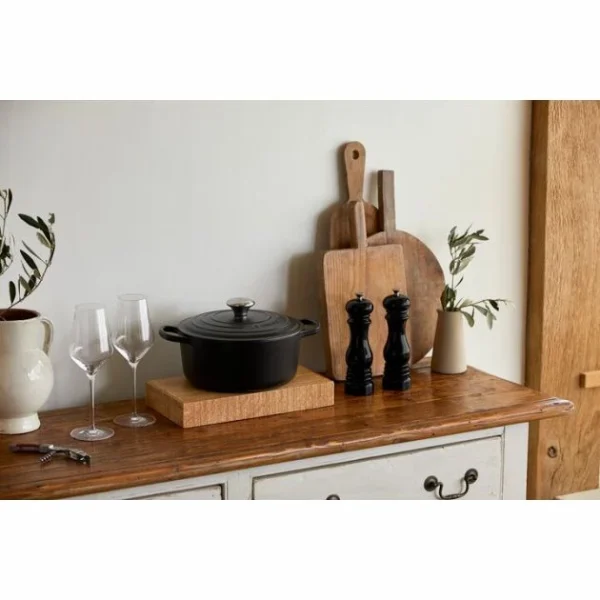 mode pas cher Cocotte En Fonte Ronde 24 Cm Noir Mat Le Creuset Signature 7