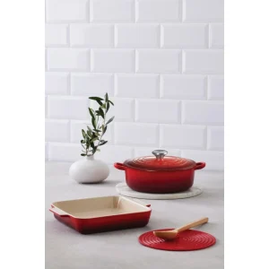 Set Cocotte 24 Cm, Plat à Gratin 23 Cm Et Dessous De Plat Cerise Le Creuset magasin pour 6