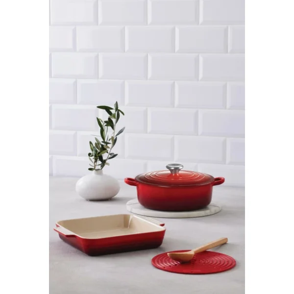 Set Cocotte 24 Cm, Plat à Gratin 23 Cm Et Dessous De Plat Cerise Le Creuset magasin pour 3